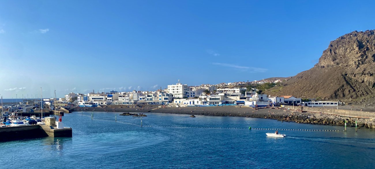 Blick auf den Hafen Agaete mit den markanten Steilfelsen der Westküste Gran Canarias
