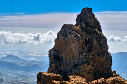 Aussichtsplattform am höchsten Punkt Gran Canarias mit Kiefernwald im Vordergrund