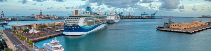 Mein Schiff an der Anlegestelle für Kreuzfahrtschiffe "Muelle Santa Catalina" in Las Palmas de Gran Canaria