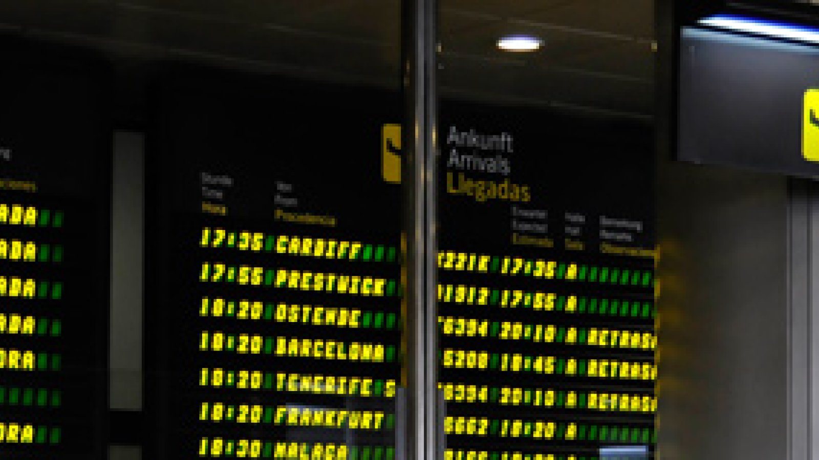 las-palmas-airport-arrivals-board-29T1275.jpg