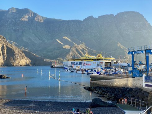 Hafen Puerto de las Nieves mit Steilfelsen