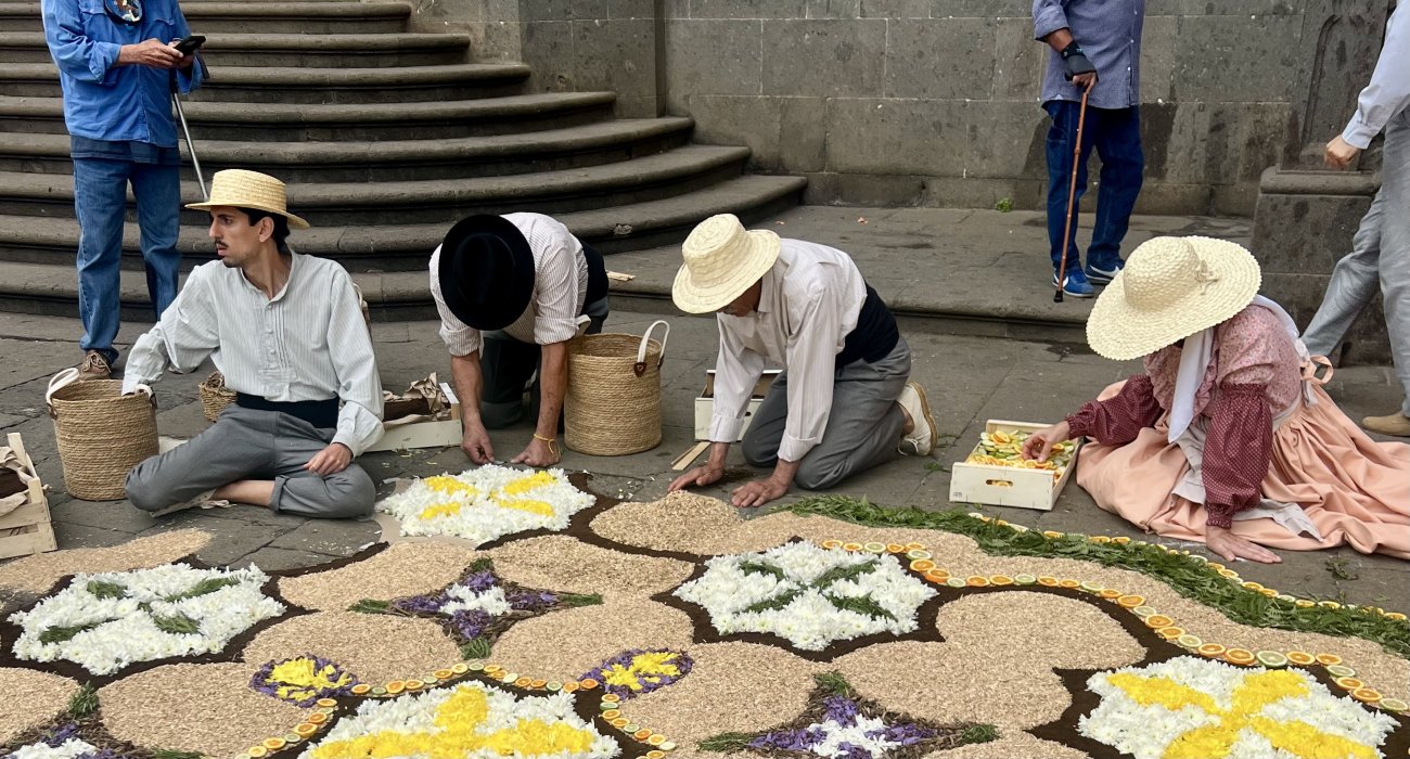 Farbenprächtige Salz- und Blumenteppiche auf einer Straße in Arucas, Gran Canaria, zu Corpus Christi