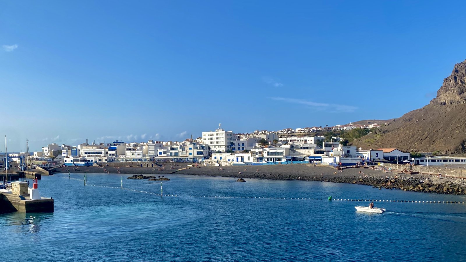 Blick auf den Hafen Agaete mit den markanten Steilfelsen der Westküste Gran Canarias