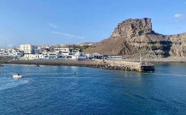 Blick auf den Dedo de Dios Felsen in Puerto de Las Nieves von der Teneriffa Fähre aus