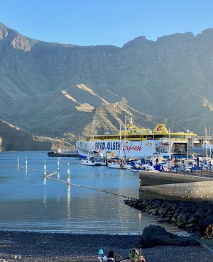 Hafen Puerto de las Nieves mit Steilfelsen