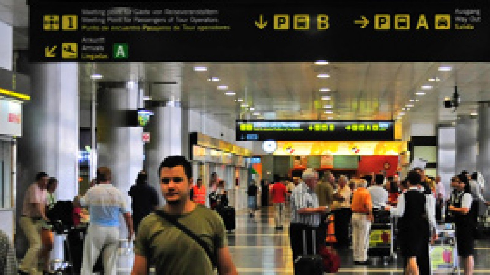gran-canaria-airport-arrival-hall-29T1273.jpg