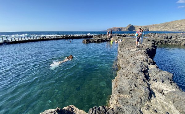 Schwimmer in den Piscinas Naturales von Agaete